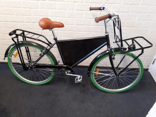 Zwarte lichtgewicht fiets met groene banden
